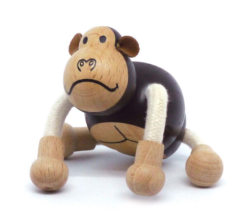 Holz Gorilla von Anamalz mit beweglichen Armen und Beinen.